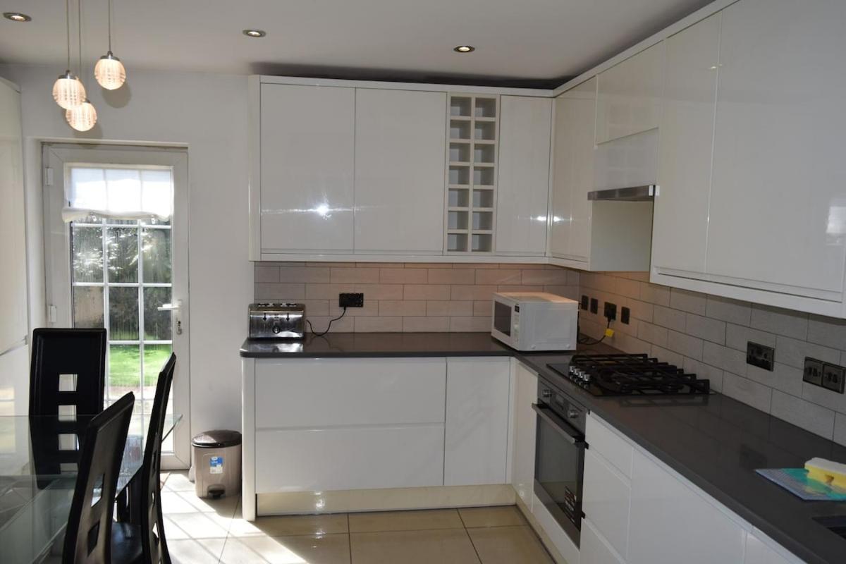 London Stratford - Spacious 2 Bed Flat With Secured Parking & Private Garden Buitenkant foto